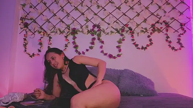 Snapshot of Lolarosesxs chatting on November 29, 2025, 12:33 am Lolarosesxs online show from November 29, 2025, 12:33 am