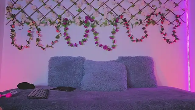 Snapshot of Lolarosesxs chatting on November 15, 2025, 12:14 am Lolarosesxs online show from November 15, 2025, 12:14 am