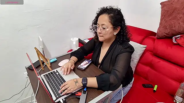 Snapshot of Sophiaburton chatting on October 3, 2025, 10:00 pm Sophiaburton online show from October 3, 2025, 10:00 pm