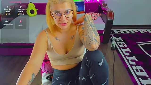 Snapshot of MiaKiittyy chatting on November 29, 2025, 1:17 am MiaKiittyy online show from November 29, 2025, 1:17 am