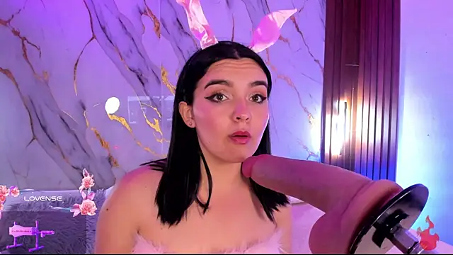 alicecute77 online show from April 7, 2026, 2:24 am