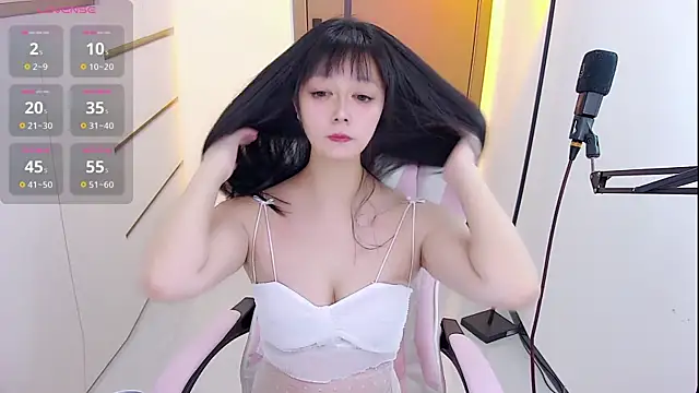 Snapshot of Fioriy66 chatting on April 14, 2026, 12:32 pm Fioriy66 online show from April 14, 2026, 12:32 pm