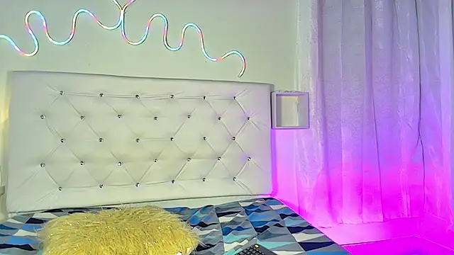 tatixxxvega online show from September 19, 2025, 1:37 pm