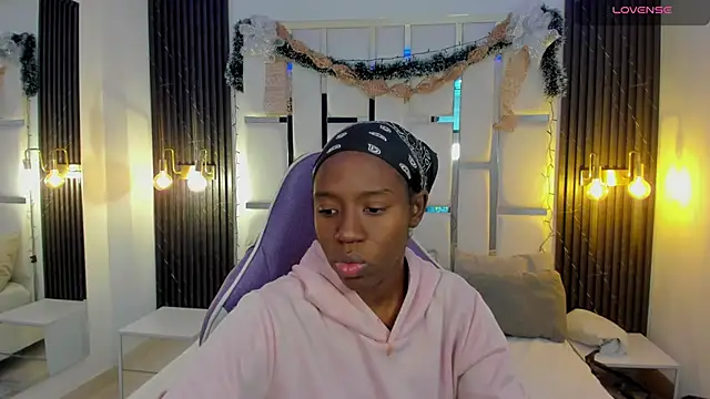  emma willliams  online show from December 5, 2025, 1:32 pm