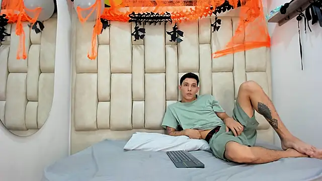 ZafiroAndFlynn online show from October 27, 2025, 9:05 pm