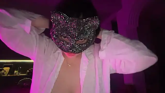 Snapshot of Lunahadidd chatting on April 2, 2026, 9:43 pm Lunahadidd online show from April 2, 2026, 9:43 pm