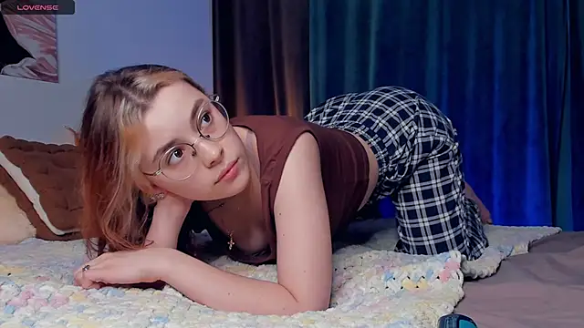 Snapshot of VedaSchulz chatting on November 13, 2025, 6:23 pm VedaSchulz online show from November 13, 2025, 6:23 pm