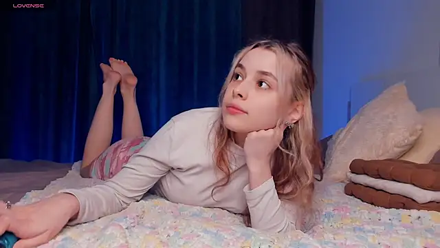 Snapshot of VedaSchulz chatting on November 18, 2025, 6:44 pm VedaSchulz online show from November 18, 2025, 6:44 pm