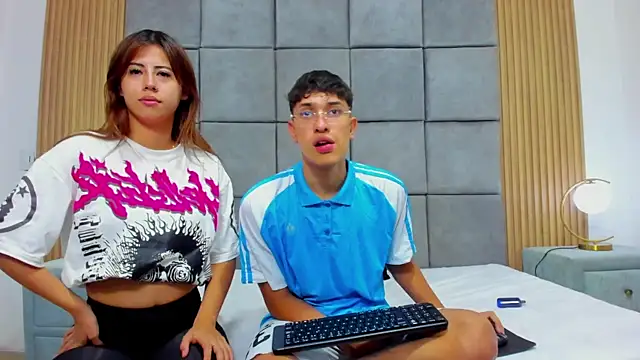 Snapshot of ChanellandMax chatting on November 7, 2025, 1:04 pm ChanellandMax online show from November 7, 2025, 1:04 pm