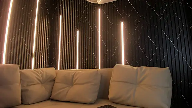 VioletRose as online show from April 9, 2026, 8:37 pm