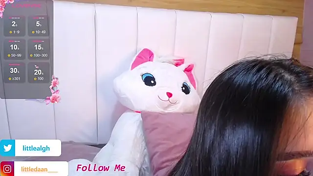 Abril Velvet a  online show from October 16, 2025, 1:03 am