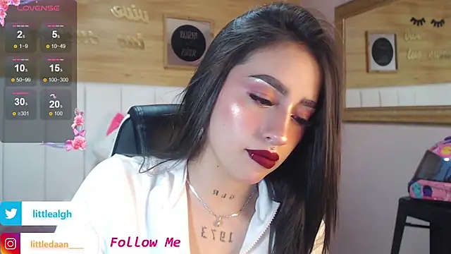 Abril Velvet a  online show from October 25, 2025, 1:34 pm