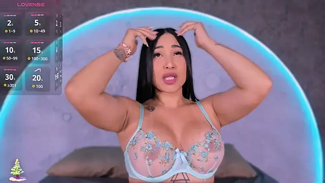 ReinaChloe online show from November 17, 2025, 4:11 pm