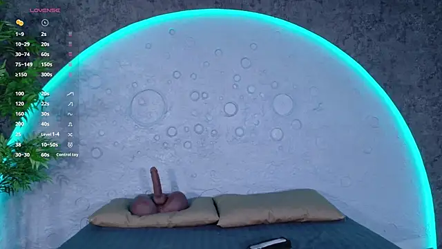 ReinaChloe online show from April 13, 2026, 4:44 pm