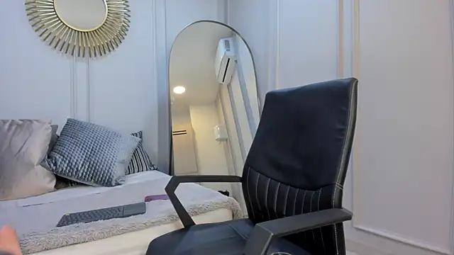 CharlotteBrownn  online show from October 14, 2025, 12:28 pm