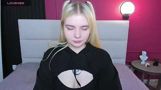 Snapshot of RuthBryant chatting on November 17, 2025, 12:36 am RuthBryant online show from November 17, 2025, 12:36 am