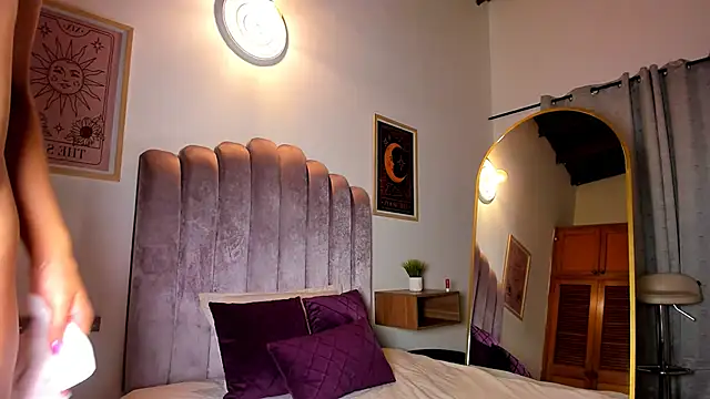 samaantha lux online show from December 18, 2025, 10:19 am