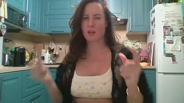 ALICAINWONDERLAND online show from November 26, 2025, 5:24 pm