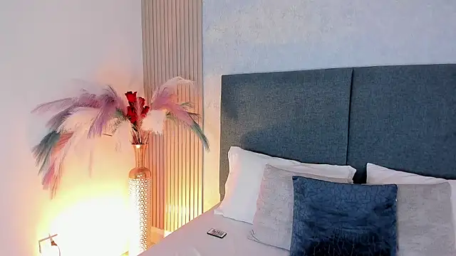 Laura Ivy online show from April 16, 2026, 1:23 pm