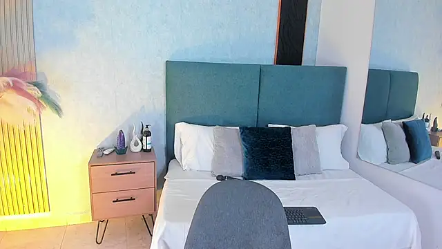 Laura Ivy online show from March 12, 2026, 12:31 pm