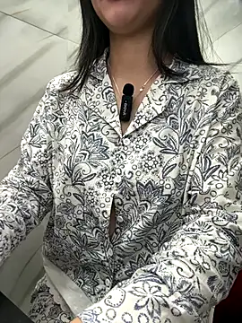 Snapshot of Voyerra_g chatting on December 4, 2025, 1:37 am Voyerra g online show from December 4, 2025, 1:37 am