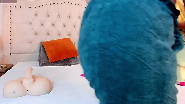 cristhi esterling online show from December 2, 2025, 12:18 pm