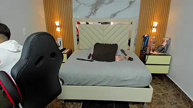 KAROLLJONES1 online show from October 27, 2025, 7:37 pm