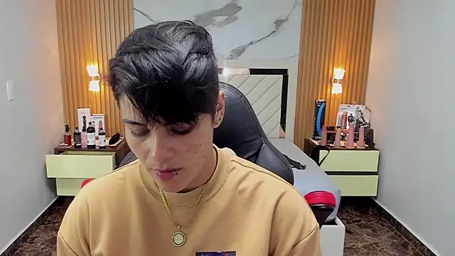 KAROLLJONES1 online show from September 19, 2025, 2:48 am