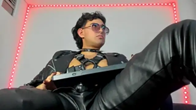 Snapshot of Alexxx_savage chatting on November 5, 2025, 4:15 am Alexxx savage online show from November 5, 2025, 4:15 am