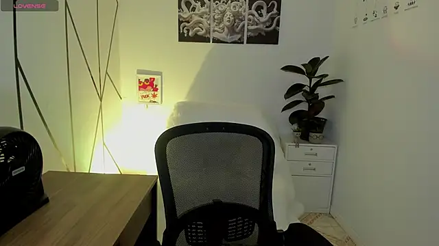 Snapshot of Room_69x chatting on November 6, 2025, 3:21 am Room 69x online show from November 6, 2025, 3:21 am