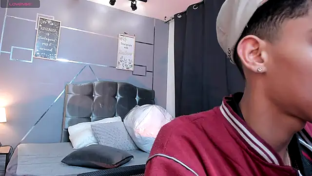 Snapshot of Room_69x chatting on November 20, 2025, 3:18 am Room 69x online show from November 20, 2025, 3:18 am