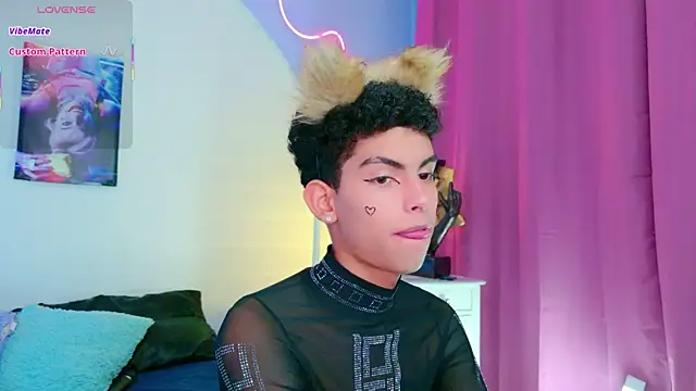 Snapshot of Room_69x chatting on October 6, 2025, 1:01 pm Room 69x online show from October 6, 2025, 1:01 pm