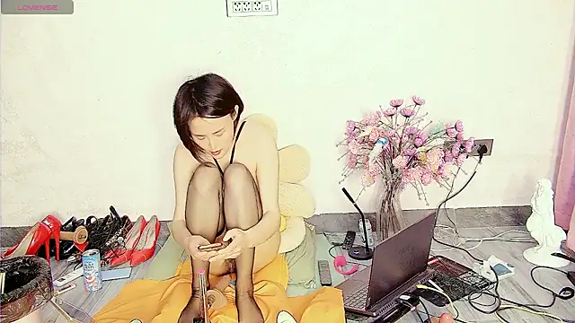 Snapshot of Solsken_ chatting on December 4, 2025, 4:28 pm Solsken online show from December 4, 2025, 4:28 pm