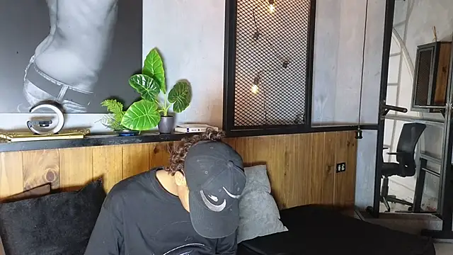 AlanCutee online show from April 16, 2026, 12:39 pm