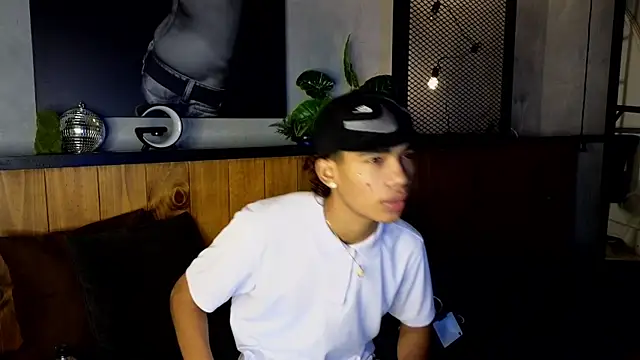 AlanCutee online show from April 12, 2026, 12:41 pm