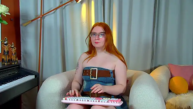 Snapshot of AliceAllisons chatting on October 19, 2025, 6:32 pm AliceAllisons online show from October 19, 2025, 6:32 pm