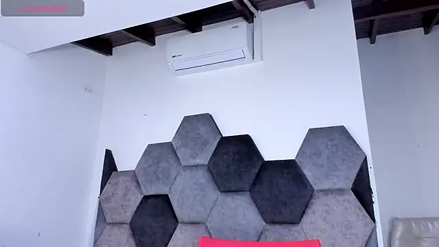 BellaNixs online show from April 6, 2026, 11:22 am