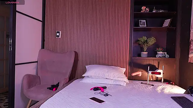 Snapshot of SamaraAnders_ chatting on December 14, 2025, 5:35 am SamaraAnders online show from December 14, 2025, 5:35 am