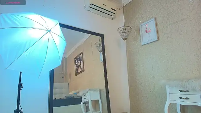 Snapshot of Miladiosa chatting on December 14, 2025, 12:11 pm Miladiosa online show from December 14, 2025, 12:11 pm