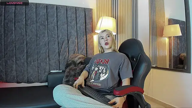 Snapshot of rubby_lux chatting on November 21, 2025, 5:12 pm rubby lux online show from November 21, 2025, 5:12 pm