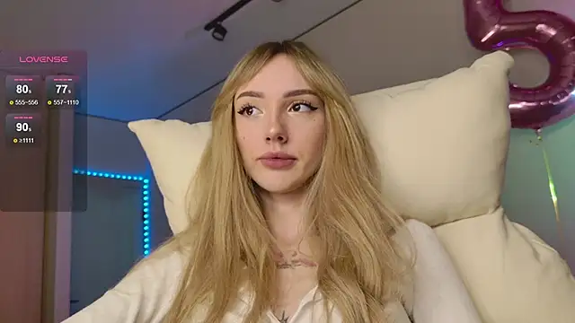 Snapshot of Lunainnk chatting on November 17, 2025, 12:25 am Lunainnk online show from November 17, 2025, 12:25 am