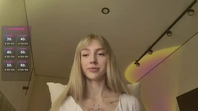 Lunainnk online show from March 28, 2026, 3:51 am