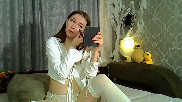 Snapshot of Little_L1ss chatting on November 7, 2025, 6:01 pm Little L1ss online show from November 7, 2025, 6:01 pm