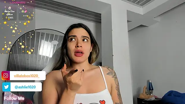 MiaVillalobos online show from April 10, 2026, 8:43 am