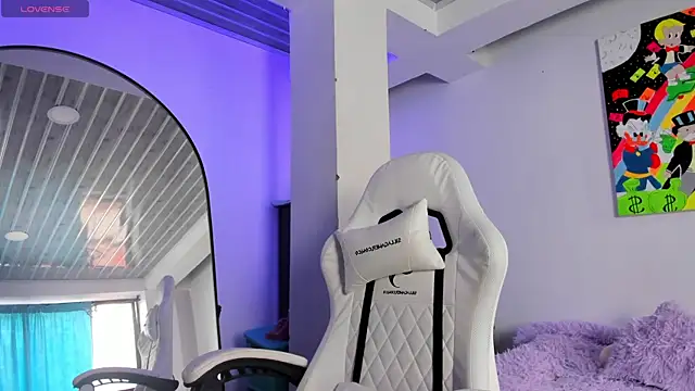 MiaVillalobos online show from April 22, 2026, 9:43 pm