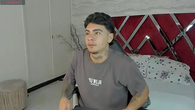 Snapshot of JamesDeker chatting on October 22, 2025, 8:08 pm JamesDeker online show from October 22, 2025, 8:08 pm