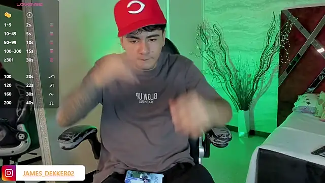 Snapshot of JamesDeker chatting on October 6, 2025, 8:09 pm JamesDeker online show from October 6, 2025, 8:09 pm