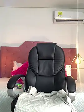 Snapshot of Velveet_x chatting on December 14, 2025, 11:49 am Velveet x online show from December 14, 2025, 11:49 am