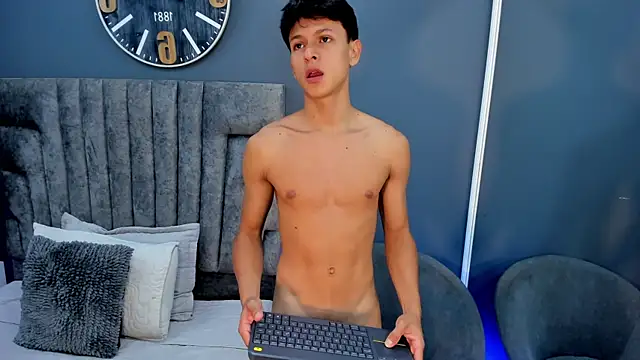 Snapshot of stephane_rouss chatting on October 28, 2025, 9:14 pm stephane rouss online show from October 28, 2025, 9:14 pm