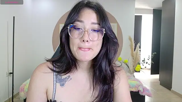 Snapshot of Eliih_01 chatting on July 16, 2026, 7:00 pm Eliih 01 online show from July 16, 2026, 7:00 pm